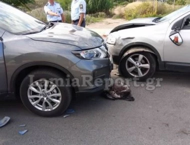 Σοκαριστικό τροχαίο στη Φθιώτιδα: Ι.Χ. μπήκε στο αντίθετο ρεύμα και έστειλε στο χειρουργείο νεαρό ζευγάρι! (φωτό)